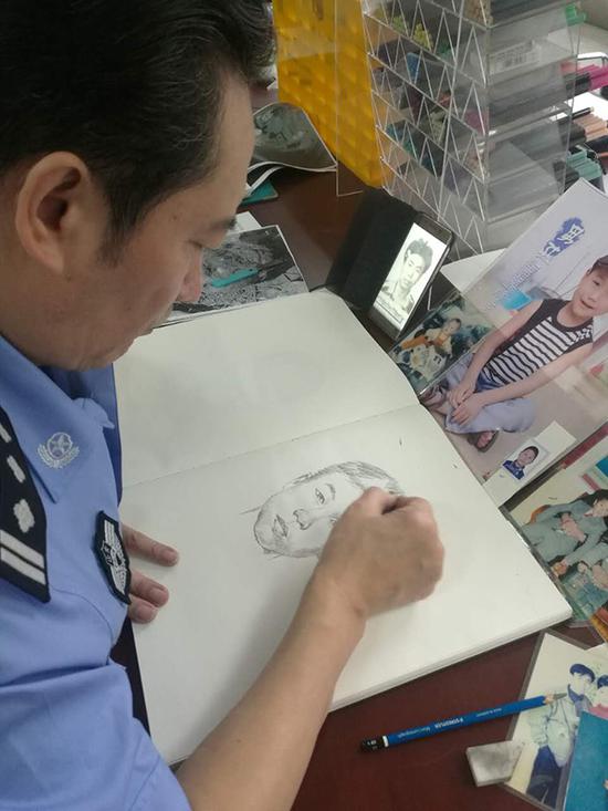 7月26日,山东省公安厅画像专家林宇辉为聪聪模拟画像。