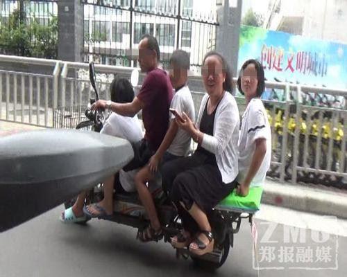 路边的市民于先生说:“这人太胆大了,这家有辆电动车顶一辆轿车了。”