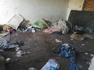 8月4日,静海大口子门村西北角的传销窝点,在一处废品回收站内,屋内环境脏乱不堪。 
