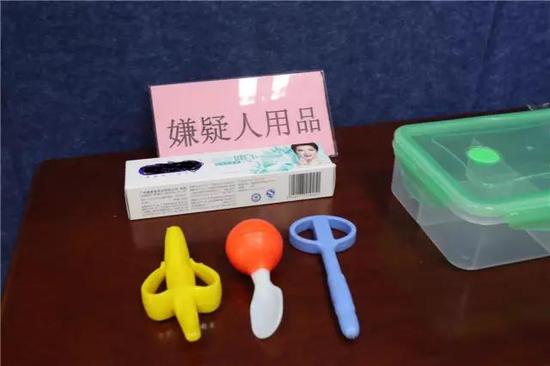 ▲嫌疑人“专供”的生活用品:牙刷、勺子、笔