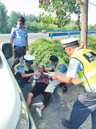 民警积极救助老人