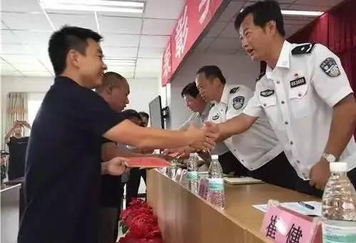 通州公安局和公交总队对582公交车上见义勇为的赵小伟、杨帆进行表彰