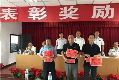 通州公安局和公交总队对582公交车上见义勇为的赵小伟（右一）、杨帆（右二）进行表彰