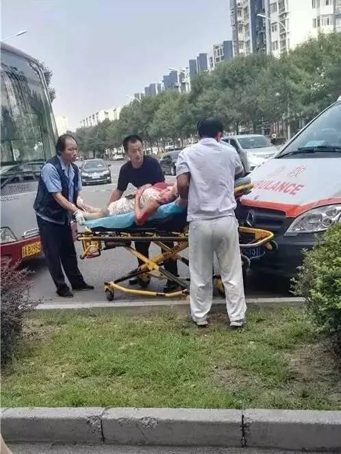 杨帆制服行凶者，下车后看到120到达现场，受害人被抬上救护车