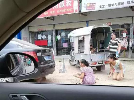△事故发生后,孩子母亲跪地痛哭