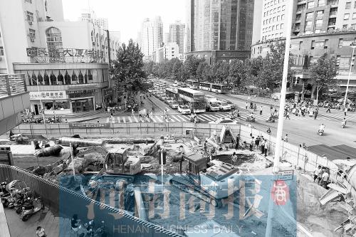 正在进行自来水管道改造的商城路
