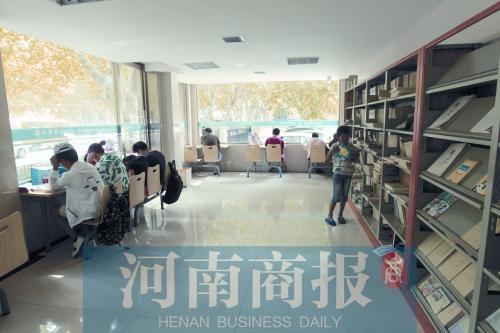 24小时自助图书馆内,大家在安静地阅读