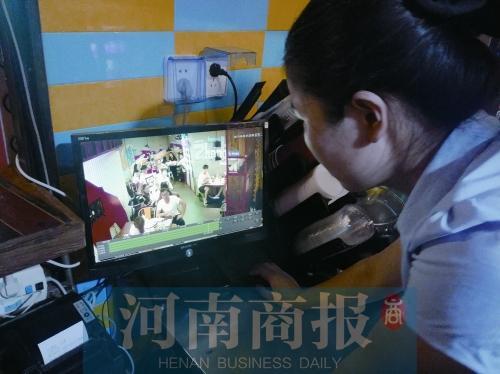 店员给记者回放地震当天视频
