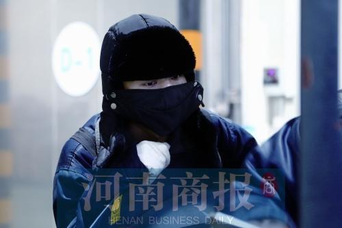 夏天的午后,最高气温39℃,杨龙却“全副武装”,把自己裹得严严实实