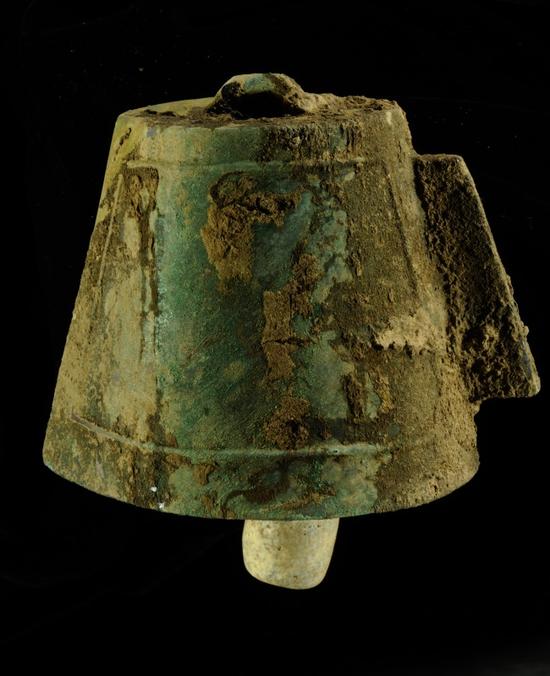 在河南偃师二里头遗址发现的铜铃(2011年8月30日摄)。