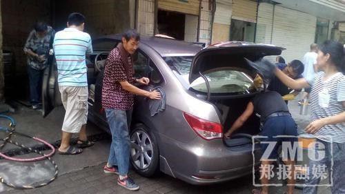 郑州洗车行老板雇佣残疾人 常被职员叫妈妈
