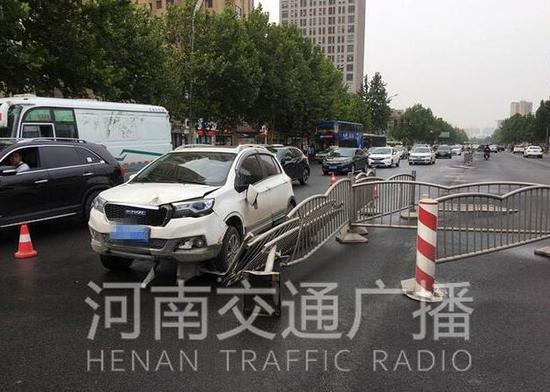 记者在现场隐隐约约闻到车主身上有酒味,具体事故还需要交警进一步调查。