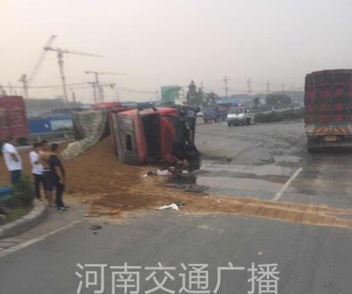 郑州西四环后八轮沙土车相撞 沙土撒落一地