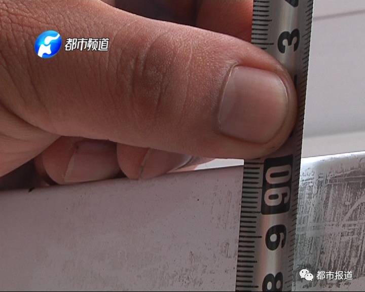 今天上午,记者跟随小轩家人来到了绿博小区的物业管理处。物业表示,90厘米高度的栏杆设计,是符合规范的。