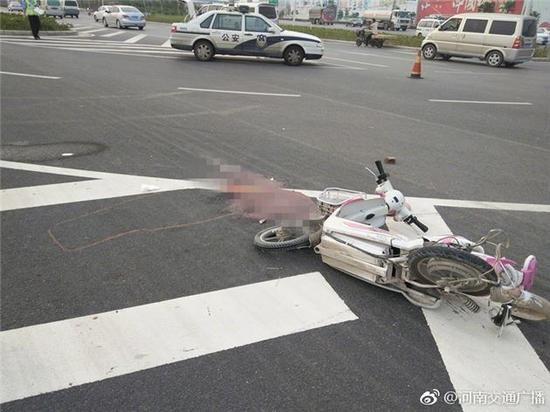 据现场目击者称:肇事面包车把电动车撞飞十几米远之后逃逸了。