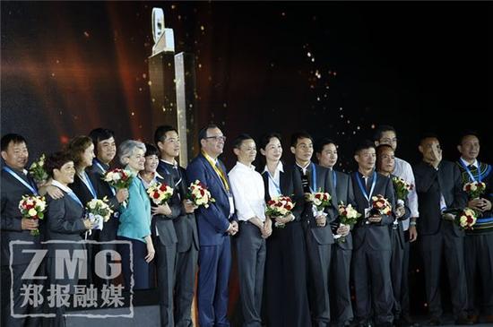 颁奖时,马云左手边依次为宋冉、慕志伟两位河南乡村校长。