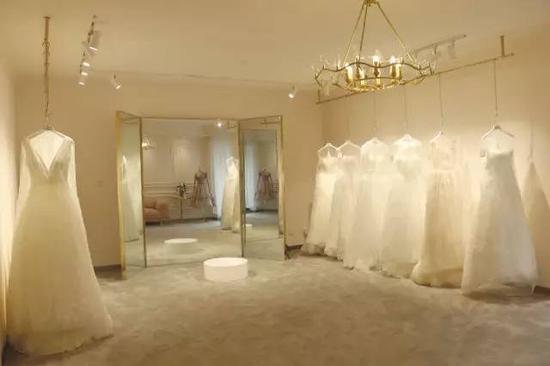 除了婚纱之外店里面还有一些礼服啊伴娘服啊之类的，分别挂在不同的房间里。