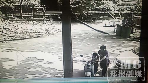 几番“表演”后,小贼终于绞断了前轮大锁,又毁坏了电动车车把上的小锁,大摇大摆地把电动车推出小区。