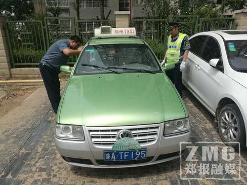 郑州两辆出租车停路口半月 交警一查发现了猫