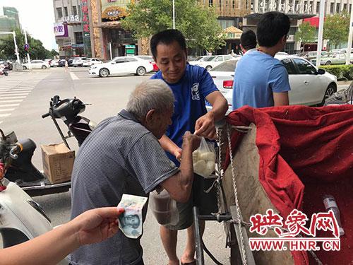 市民送来食物