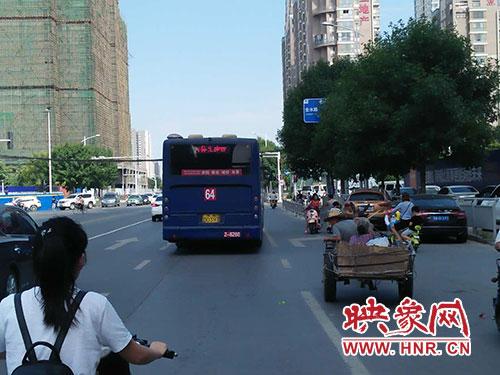 老人踏上回家的路程