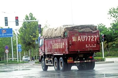 郑州街头行驶的渣土车