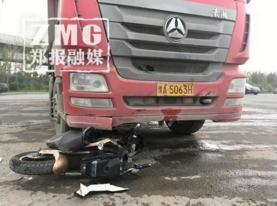 現場急救人員正把一個渾身布滿血跡的少年抬上急救車，傷者右腿打了木夾板，頭上包著紗布。