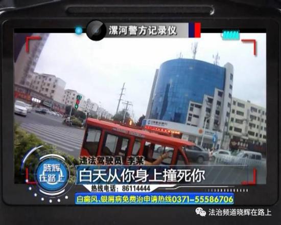 隨后，轄區派出所的民警趕過來將張某帶走做進一步調查。