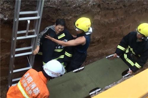 洛阳六旬老太跌落深沟 消防员脱战斗服帮老人