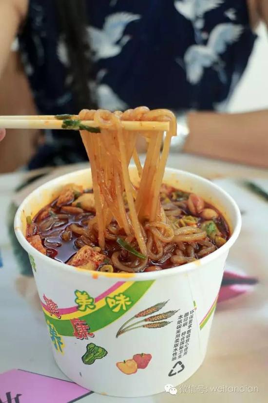 看着上面满满的浇头就有食欲。