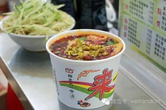 马记还有一手独门绝活,就是怪味酸辣米线。