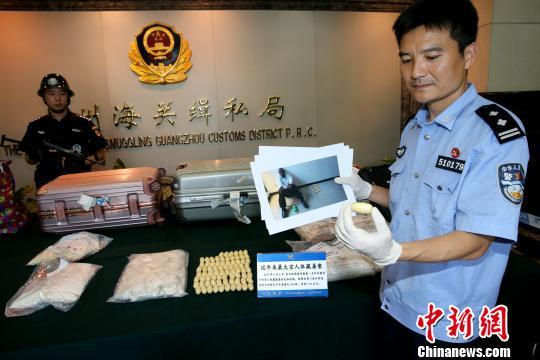 海关缉私警察在新闻发布会上展示查获的人体藏匿走私的毒 池兆恩 摄
