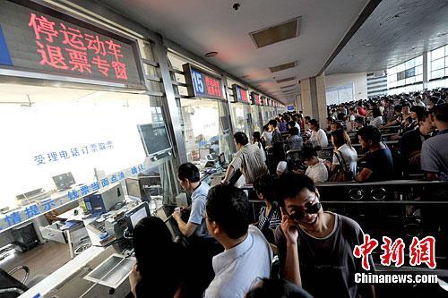 资料图:福州火车站退票窗口。中新社发 王东明 摄