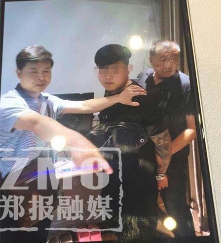 ▲办案民警张书平(左一)和同事控制住嫌犯。