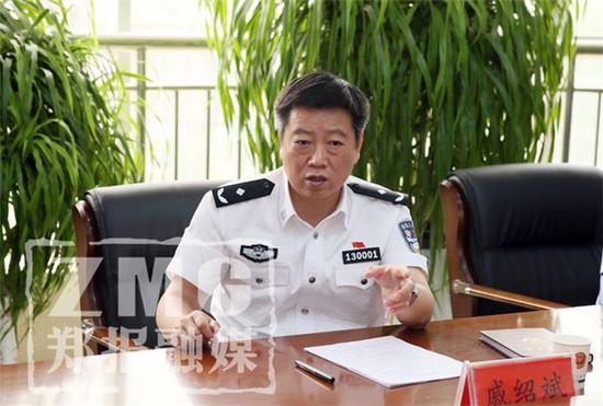 ▲安阳市公安局局长、专案组指挥长戚绍斌在部署案件侦办工作。