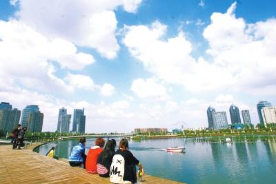 郑州郑东新区风景如画 成市民休闲娱乐常去处