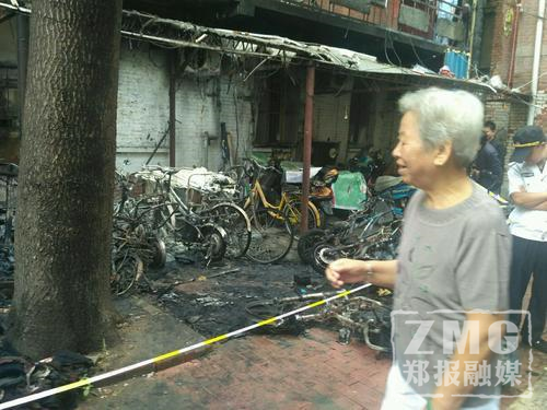 郑州一电动车违规充电起火 小伙三楼跳下腰椎