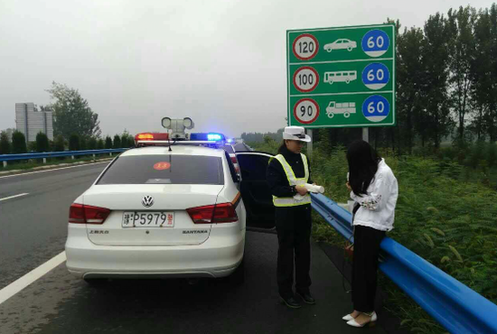 民警劝说女孩