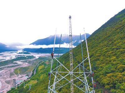 在西藏的云端 河南人织起电网世界之最