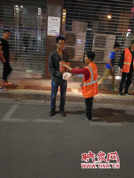 18岁高考落榜生出门打工流落郑州3天 环卫工帮