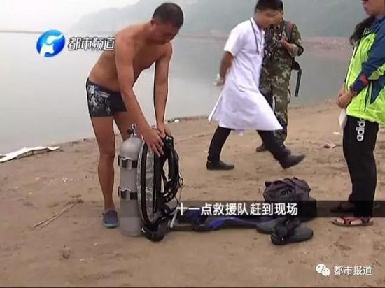 水深而且水下情况复杂,潜水员在水下全靠双手摸。半个小时过去了,只能判断车身的方位,里面有没有人还是不清楚。