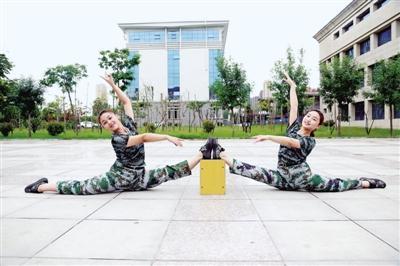 郑州一高校百名新生齐秀一字马 全是大长腿