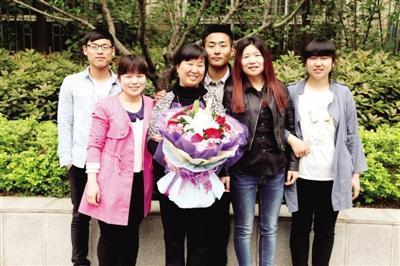 張愛紅和學(xué)生們笑得像花兒一樣