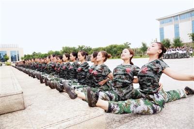 郑州一高校百名新生齐秀一字马 全是大长腿_新浪河南_新浪网