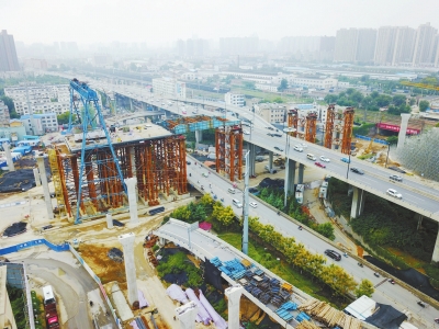 农业路主线高架桥上跨京广快速路施工正在进行中