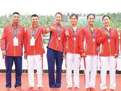 本報(bào)訊 天津奧體中心體育場內(nèi)燃燒了13天的全運(yùn)會(huì)圣火昨晚緩緩熄滅，第十三屆全運(yùn)會(huì)宣告圓滿落幕。