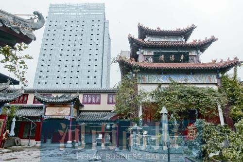 模仿古建筑修建的古玩市场