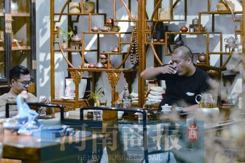 为谋求转型,不少古玩商户进行跨界经营