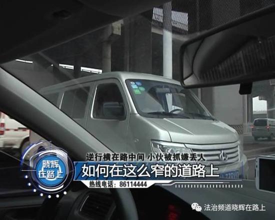 原来是从公交站里边钻出来的,想在等红灯的时候绕过去,可惜人家没让你,难怪你横在那里呢!