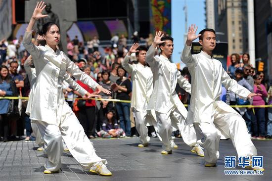 ↑9月10日,在美国纽约时报广场,中国武术运动员表演“中华太极拳”。新华社记者李睿摄